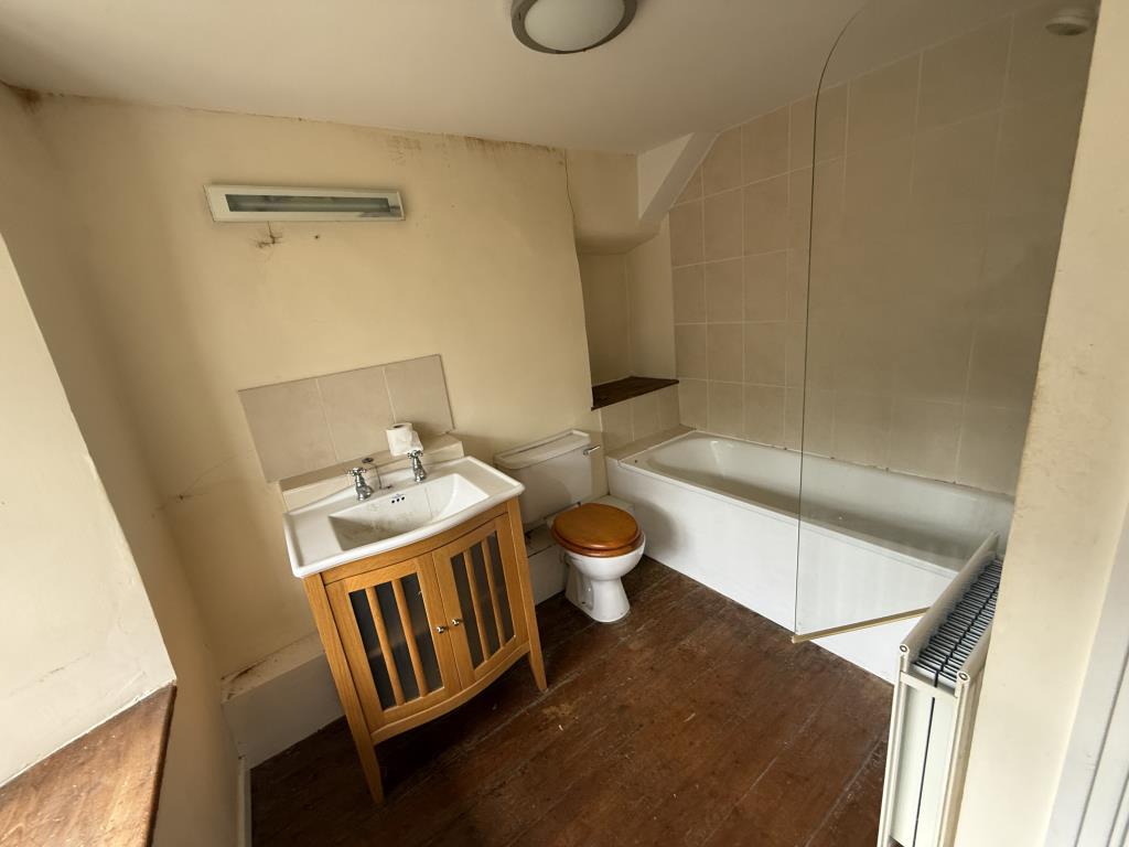 Lot: 181 - CHARACTER COTTAGE FOR UPDATING IN VILLAGE LOCATION - Family bathroom